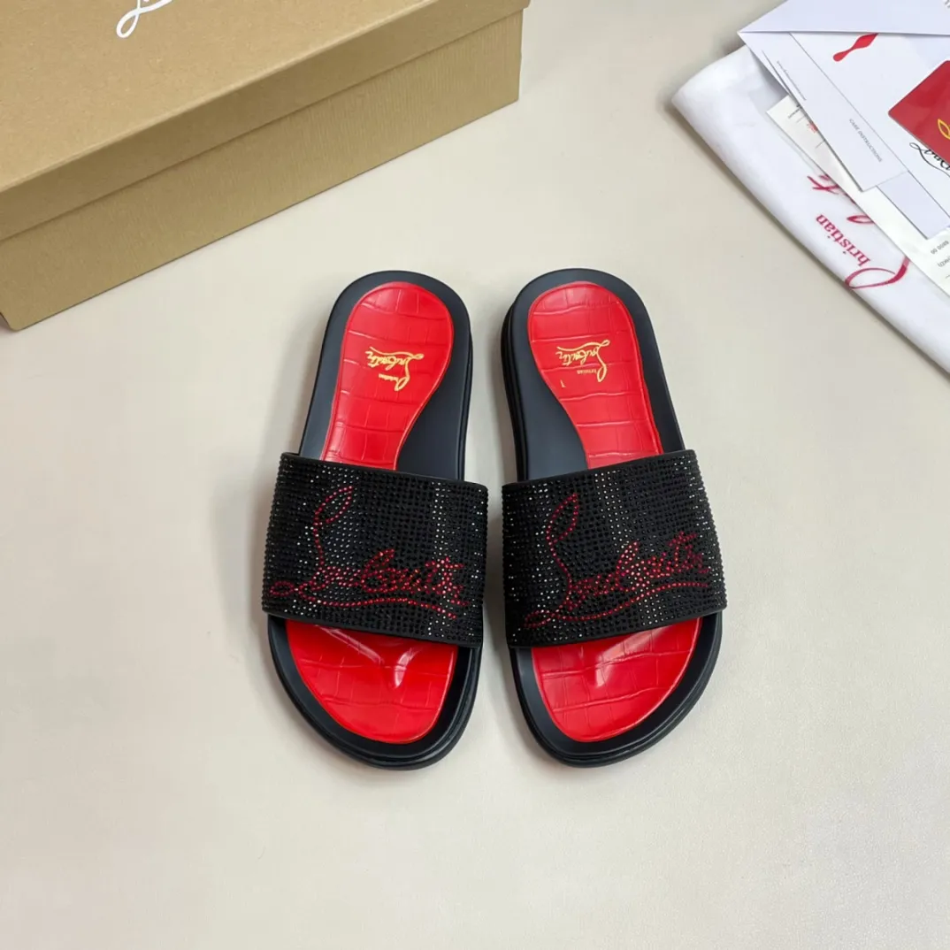 [CL red sole shoes] P: 340💰 size 38-45 Men’s classic slippers, made on the official website 1:1, the original factory specializes in original materials ➖ OEM 3D printed patterns, all hand-made with hot-drilled diamonds ➖ Ultra-light anti-slip outsole. Super fashionable and super comfortable, handsome on the feet, a must-have for men in summer! !
